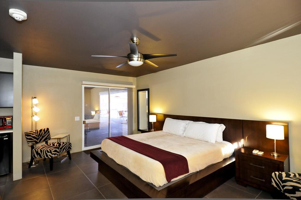 Bearfoot Inn - Clothing Optional Hotel For Gay Men Palm Springs Room photo